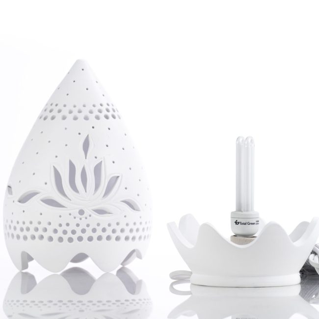 Floare de lotus - lampă ambientală artizanală din ceramică, cu iluminare electrică.